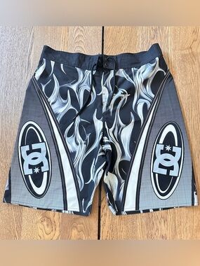 DC Shoes Gray/Black Flames Print Sylem 21 Board shorts Size 34